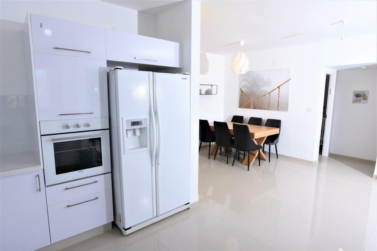 Aristone Luxury Apartment Tiberias Bagian luar foto