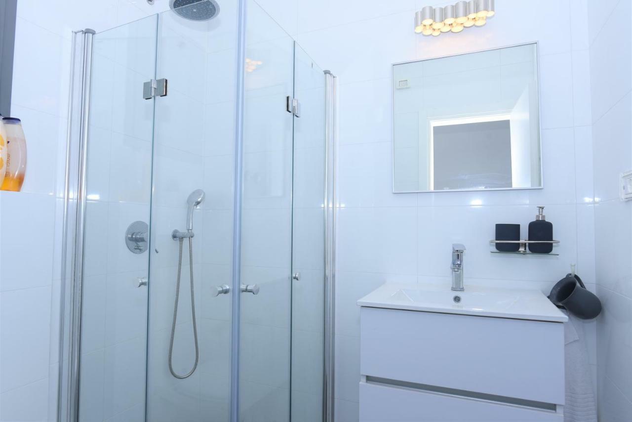 Aristone Luxury Apartment Tiberias Bagian luar foto